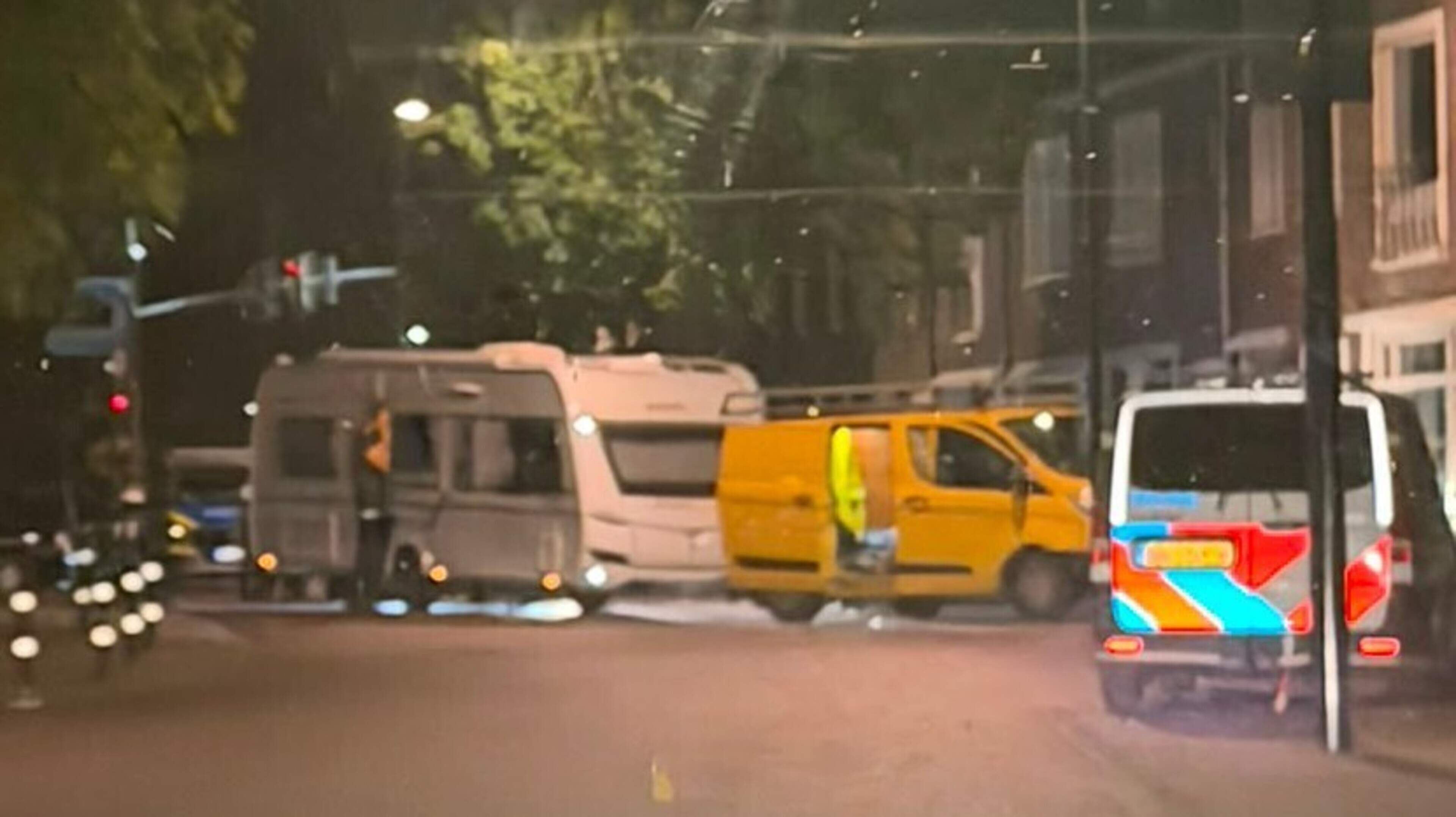 Inbrekers vluchten in busje met caravan de grens over, achtervolging eindigt in Velden