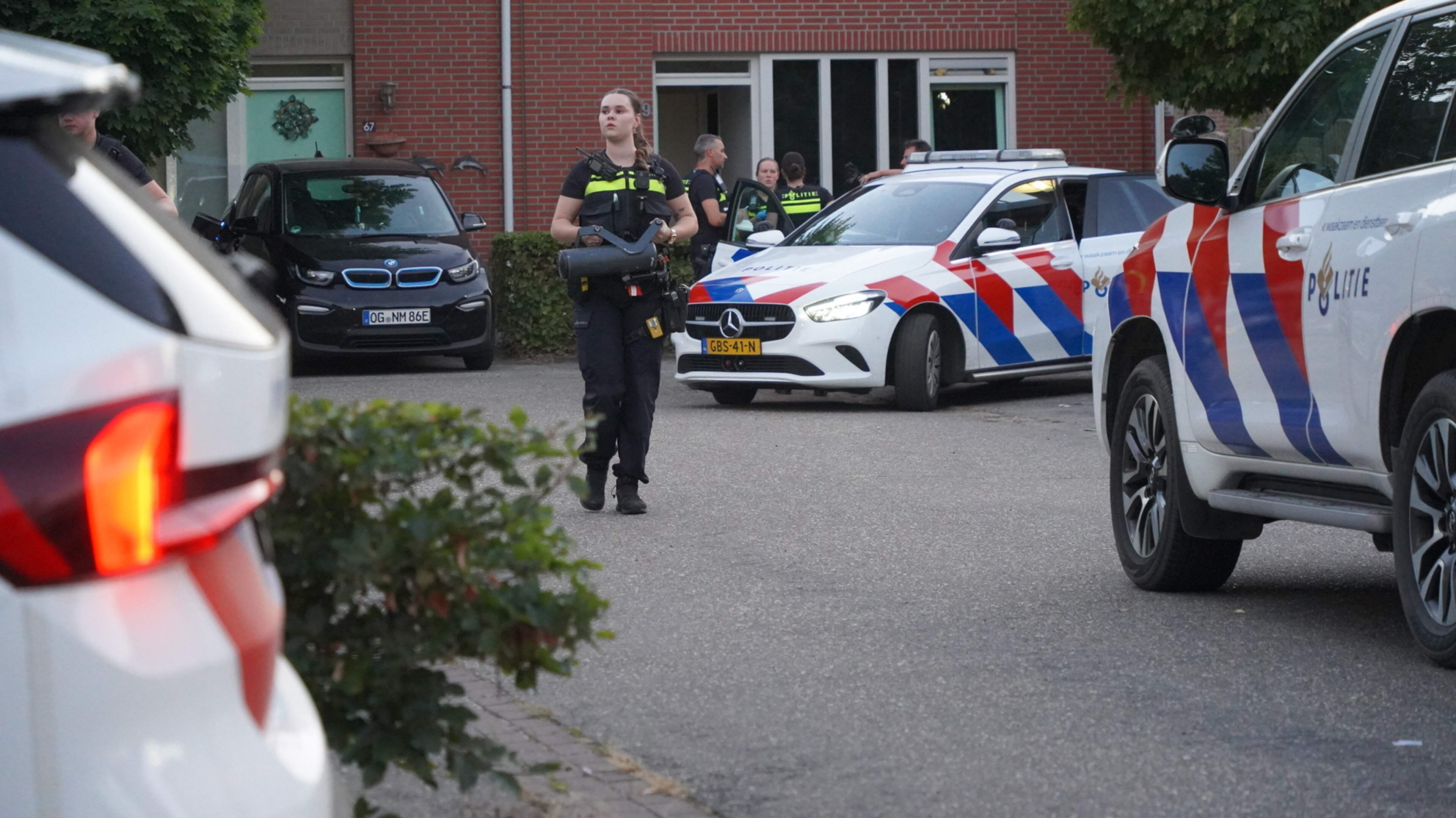 Verwarde vrouw bedreigt buurtbewoners in Grubbenvorst: politie grijpt in