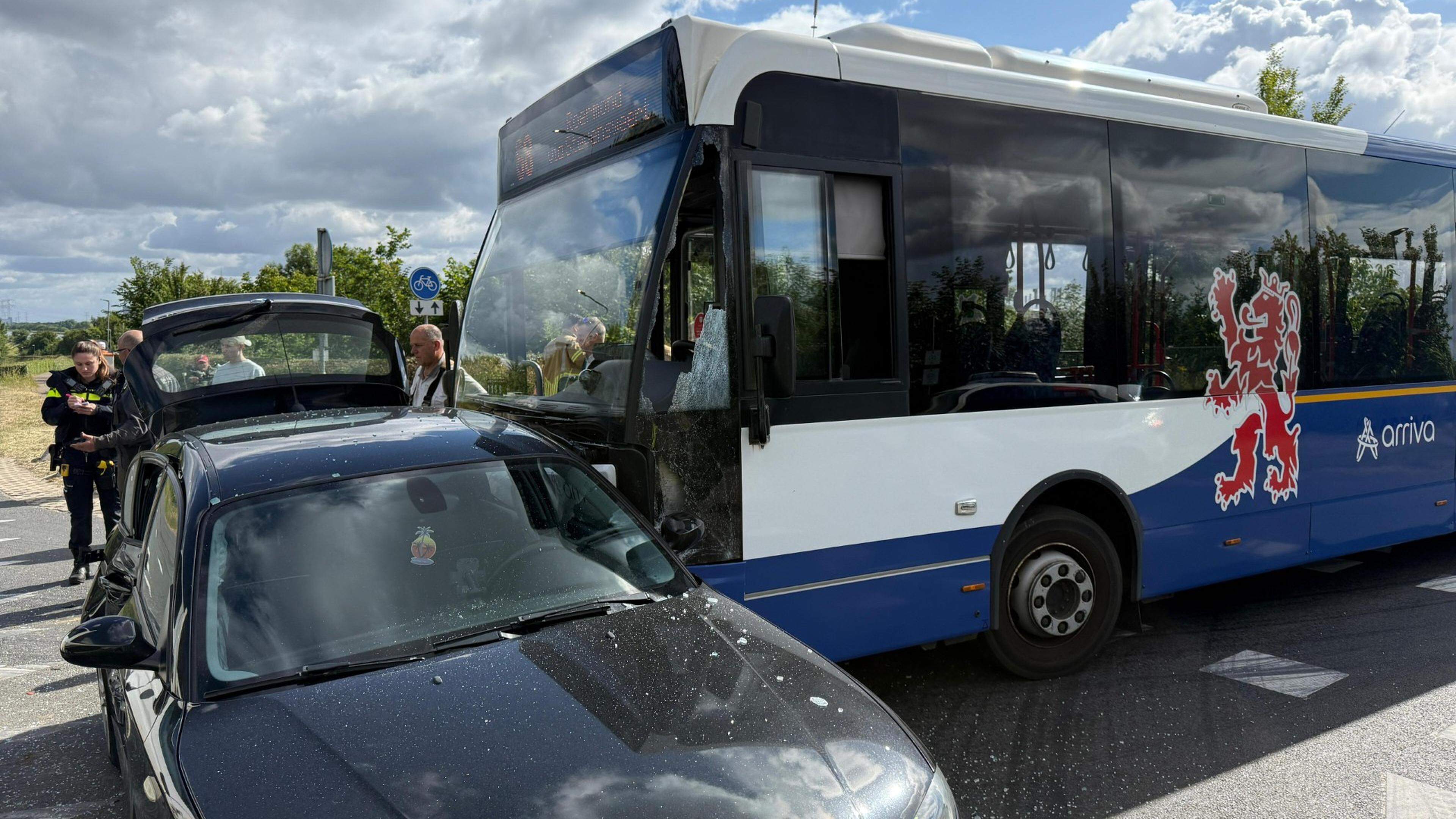Bus van Arriva betrokken bij ongeluk in Echt, politie brengt enige passagier naar zijn werk