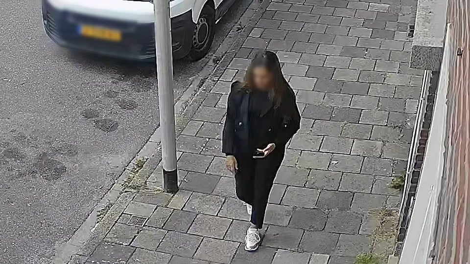 Politie deelt opnieuw beeld van nepagente: Heerlense vrouw (72) van sieraden beroofd
