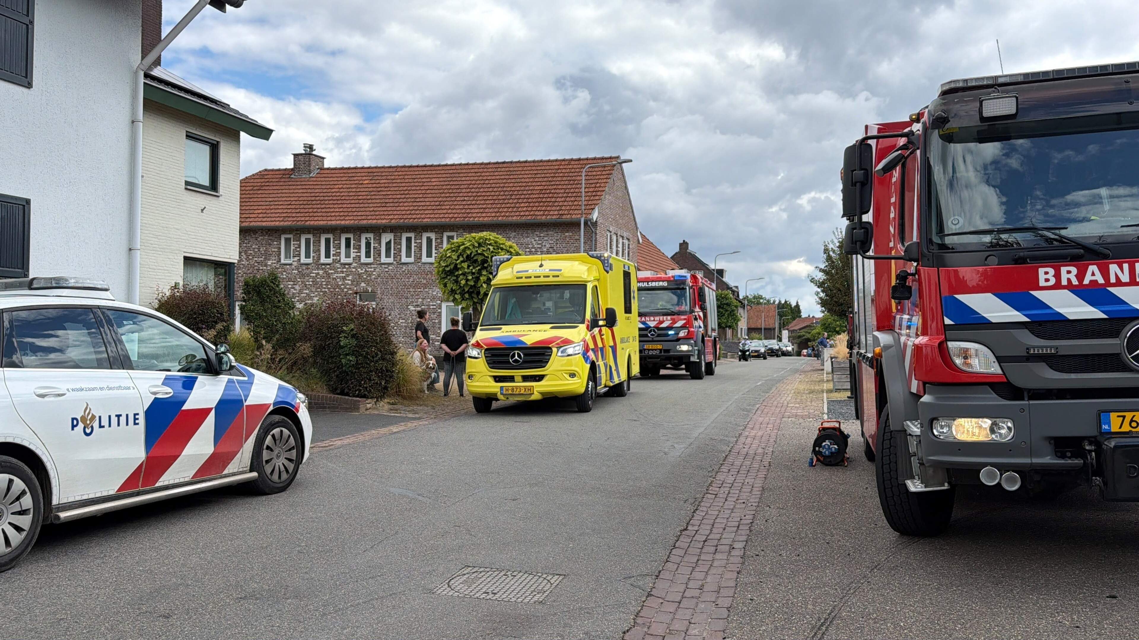 Persoon bekneld tussen ploeg en boom in Schimmert