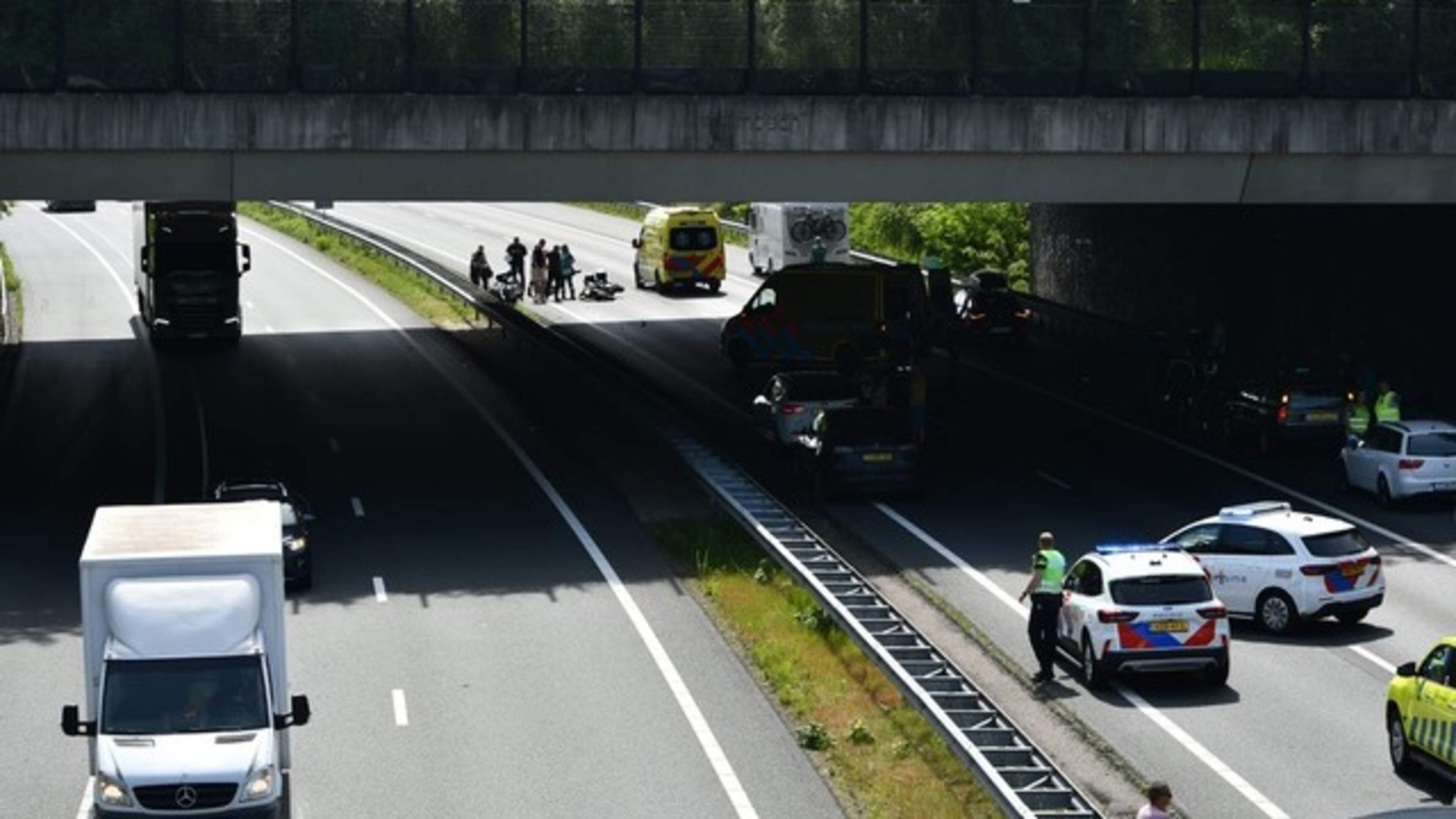 Traumaheli bij ongeluk met motoren op A74 bij Tegelen, snelweg afgesloten
