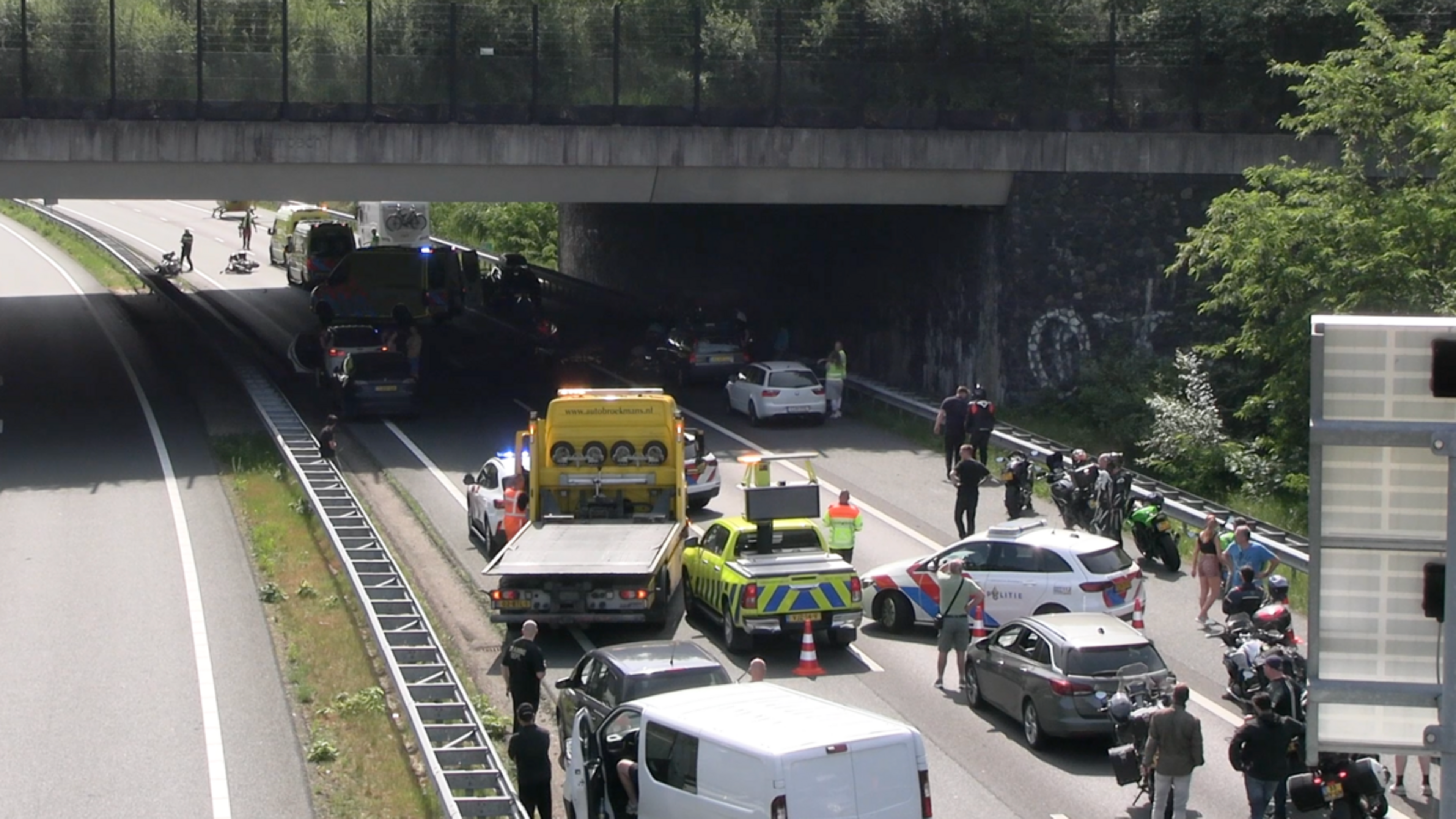 Traumaheli bij ongeluk met motoren op A74 bij Tegelen, snelweg tijdlang afgesloten