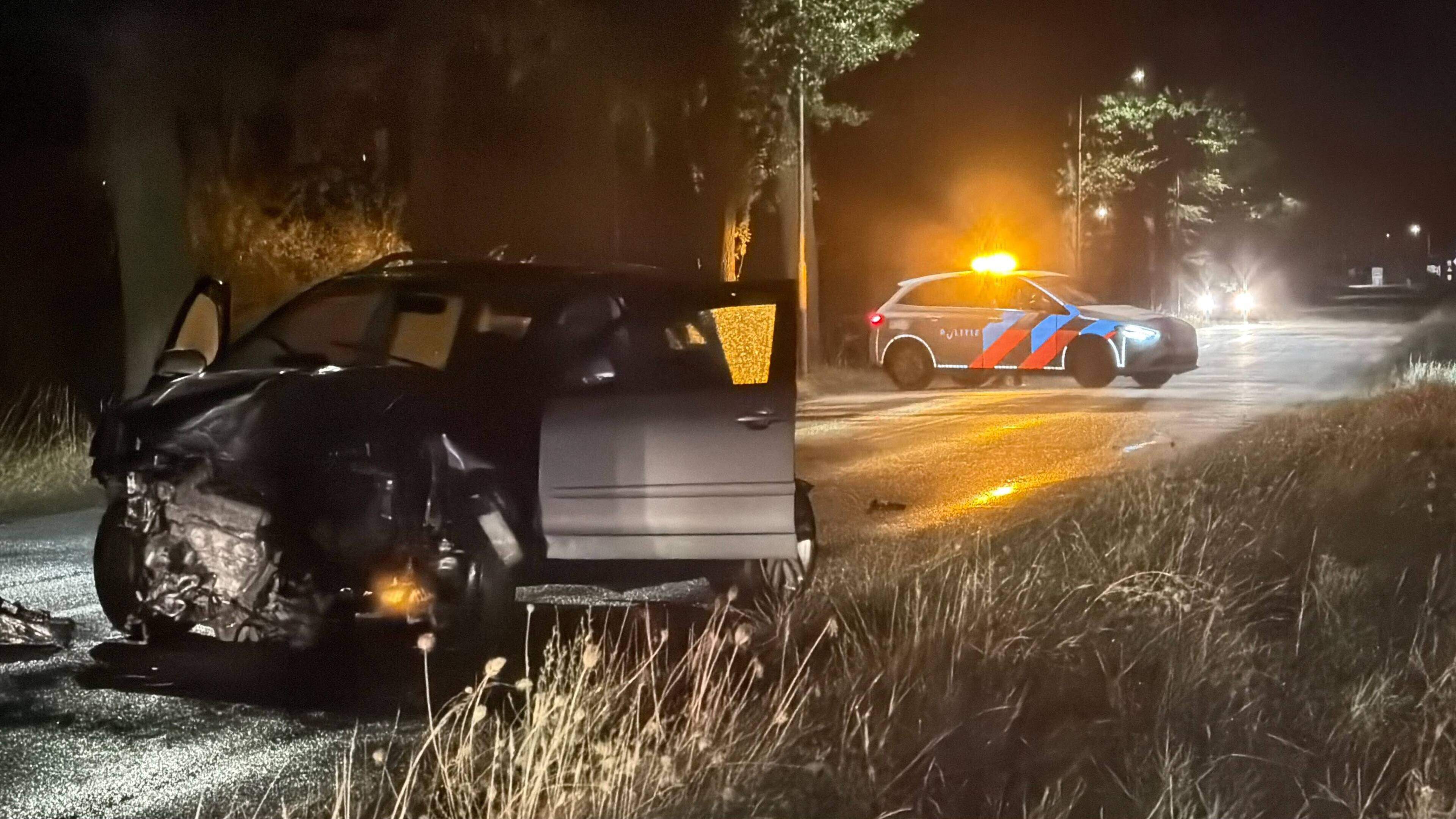 Auto botst tegen boom in Wijnandsrade, gewonde naar het ziekenhuis