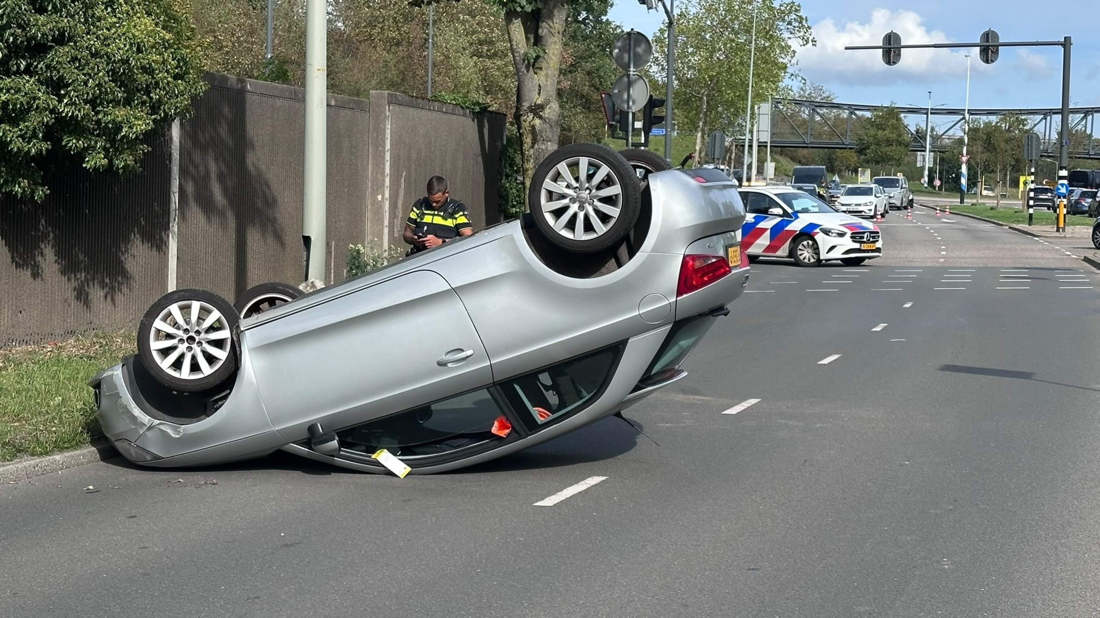 Auto op zijn kop na botsing met lantaarnpaal in Heerlen