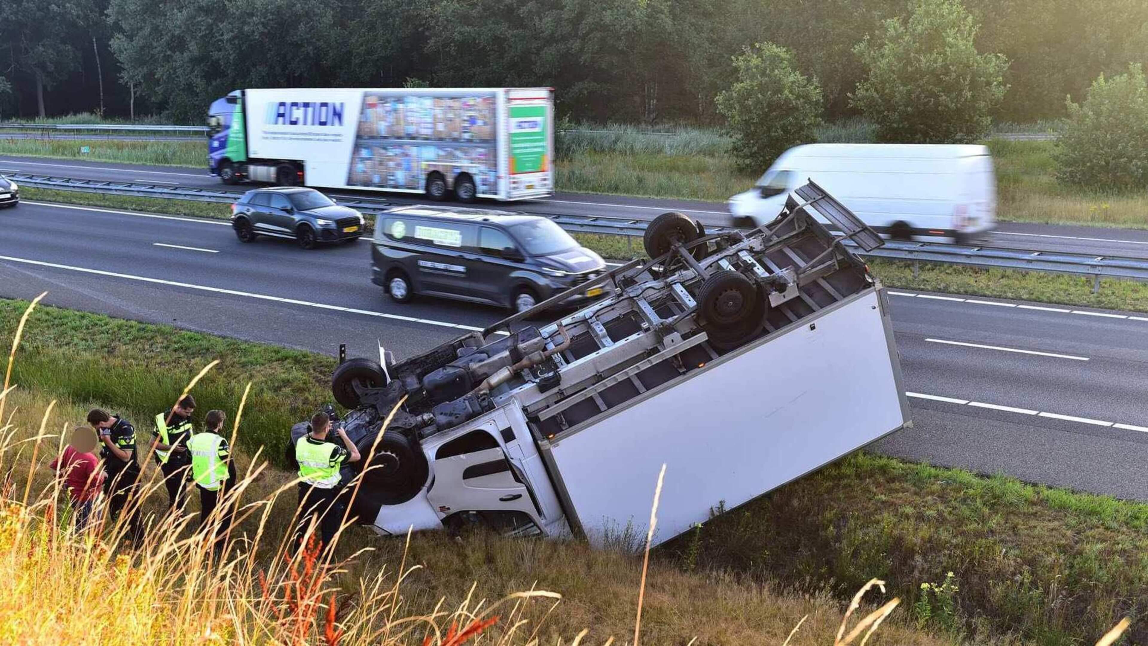 Bakwagen slaat over de kop op A2 bij Weert