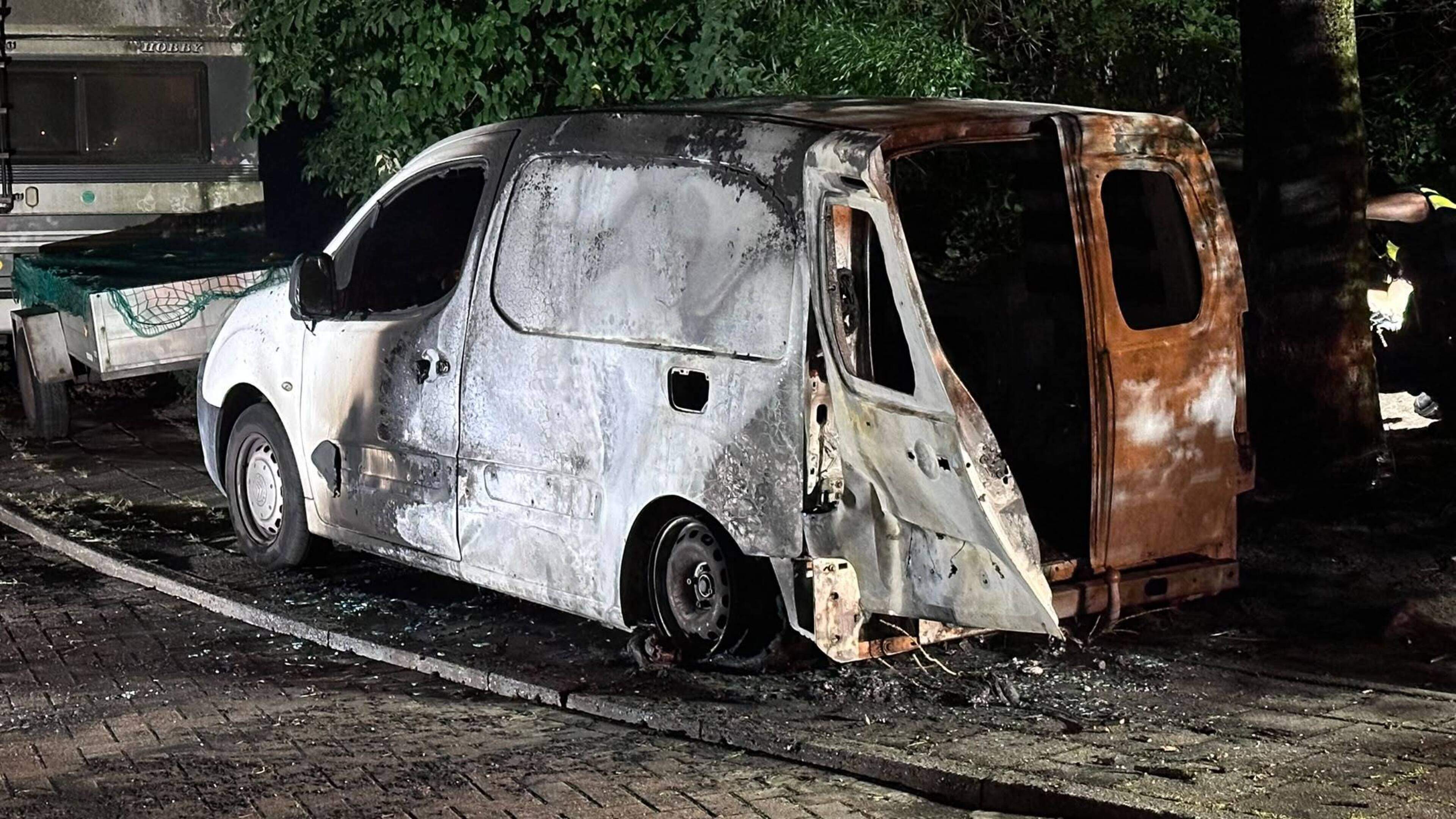 Busje in vlammen op in Elsloo