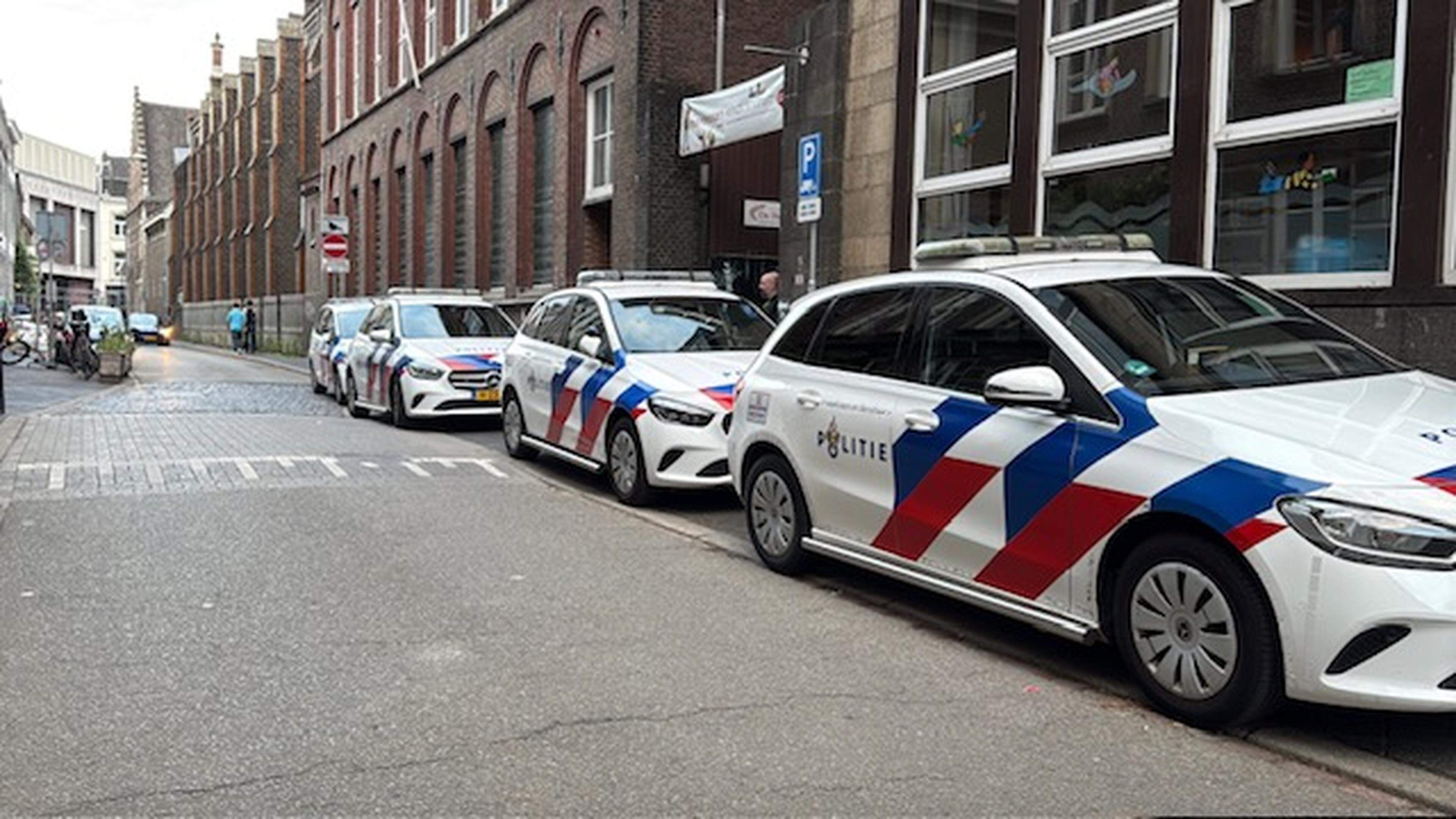 Persoon gooit spullen uit raam in centrum Maastricht, politie grijpt in