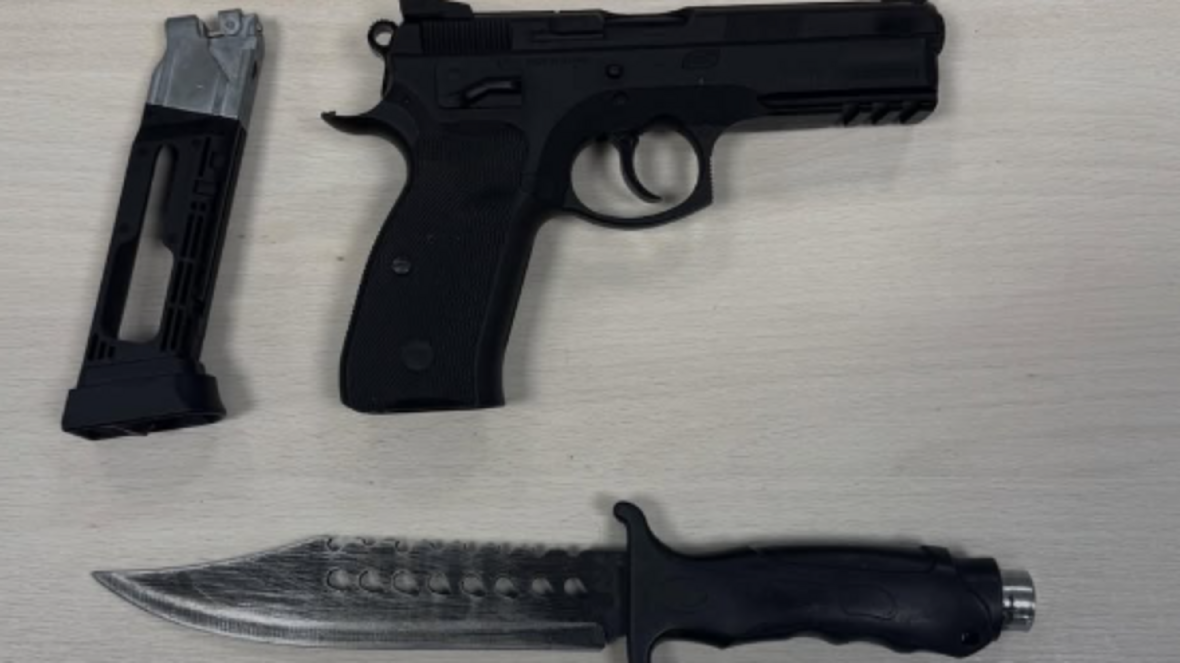 Echt of nep? Man (32) met vuurwapen in broekriem opgepakt in Wellerlooi
