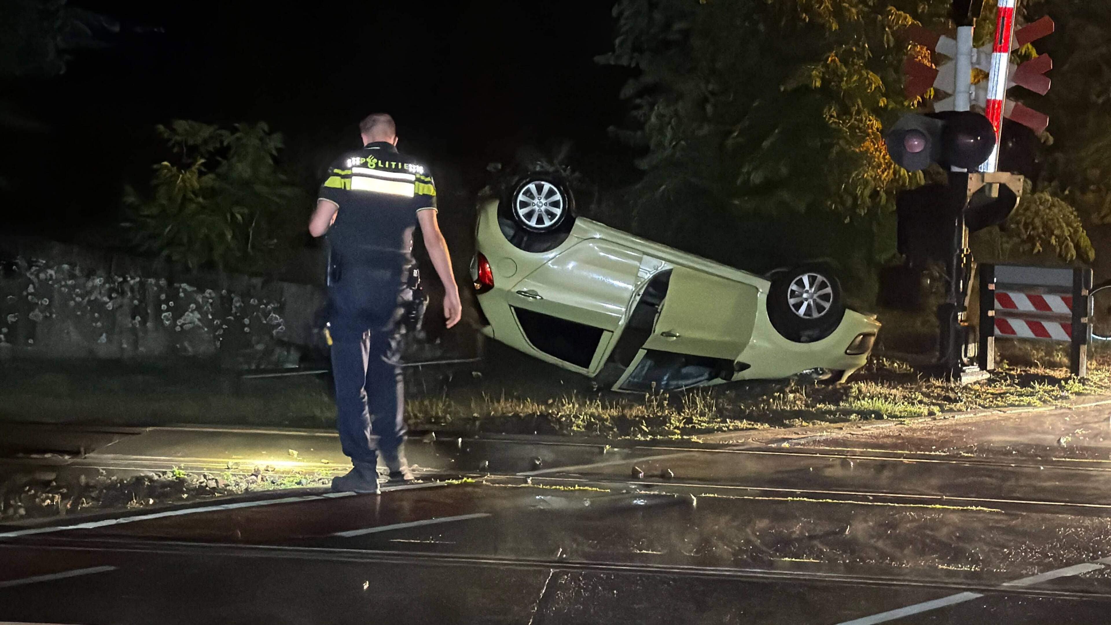Auto belandt op zijn kop naast het spoor na ongeluk in Susteren