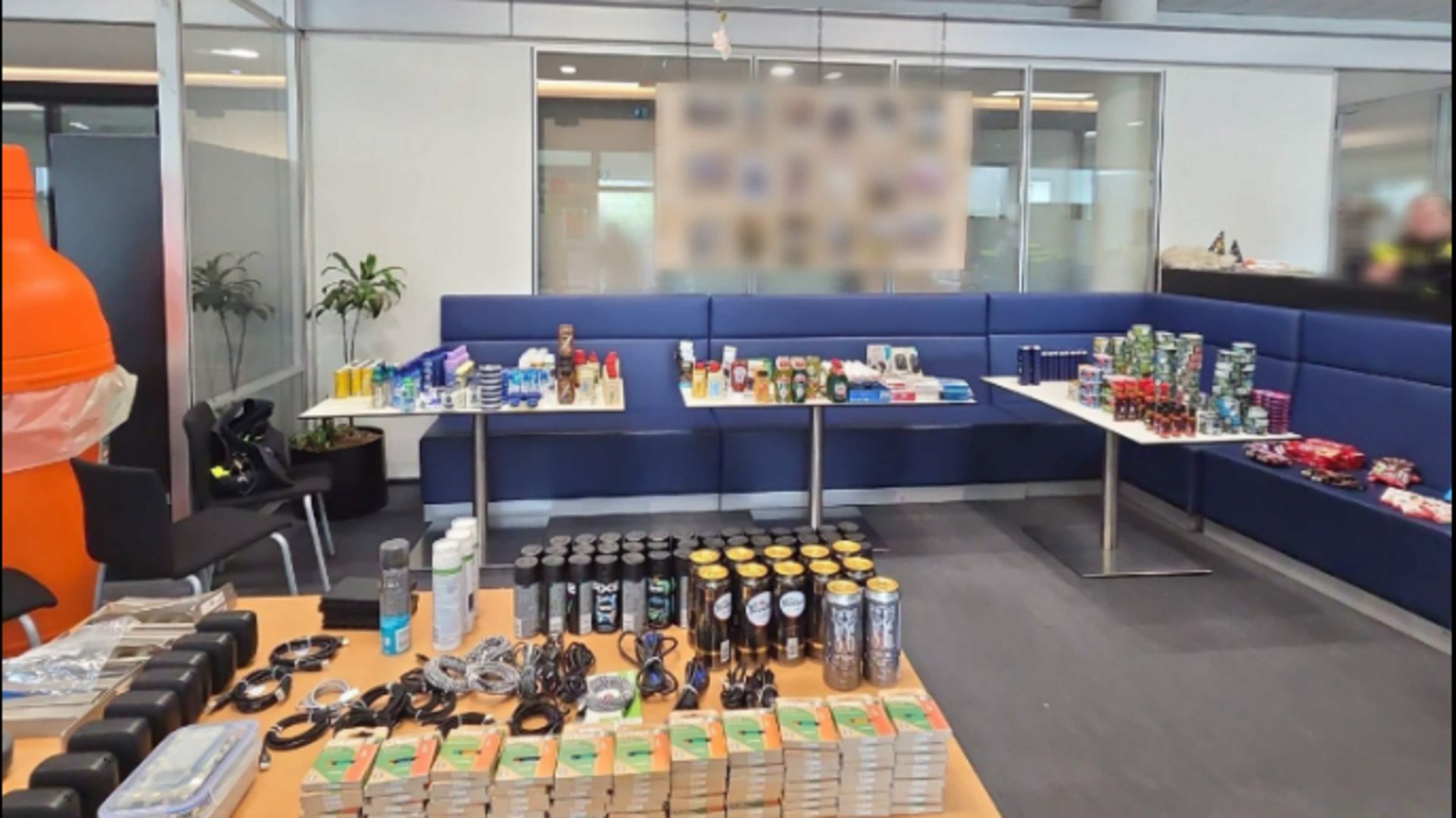 Winkeldief (43) loopt supermarkt in Geleen uit met broek vol producten en blijkt thuis nog veel meer