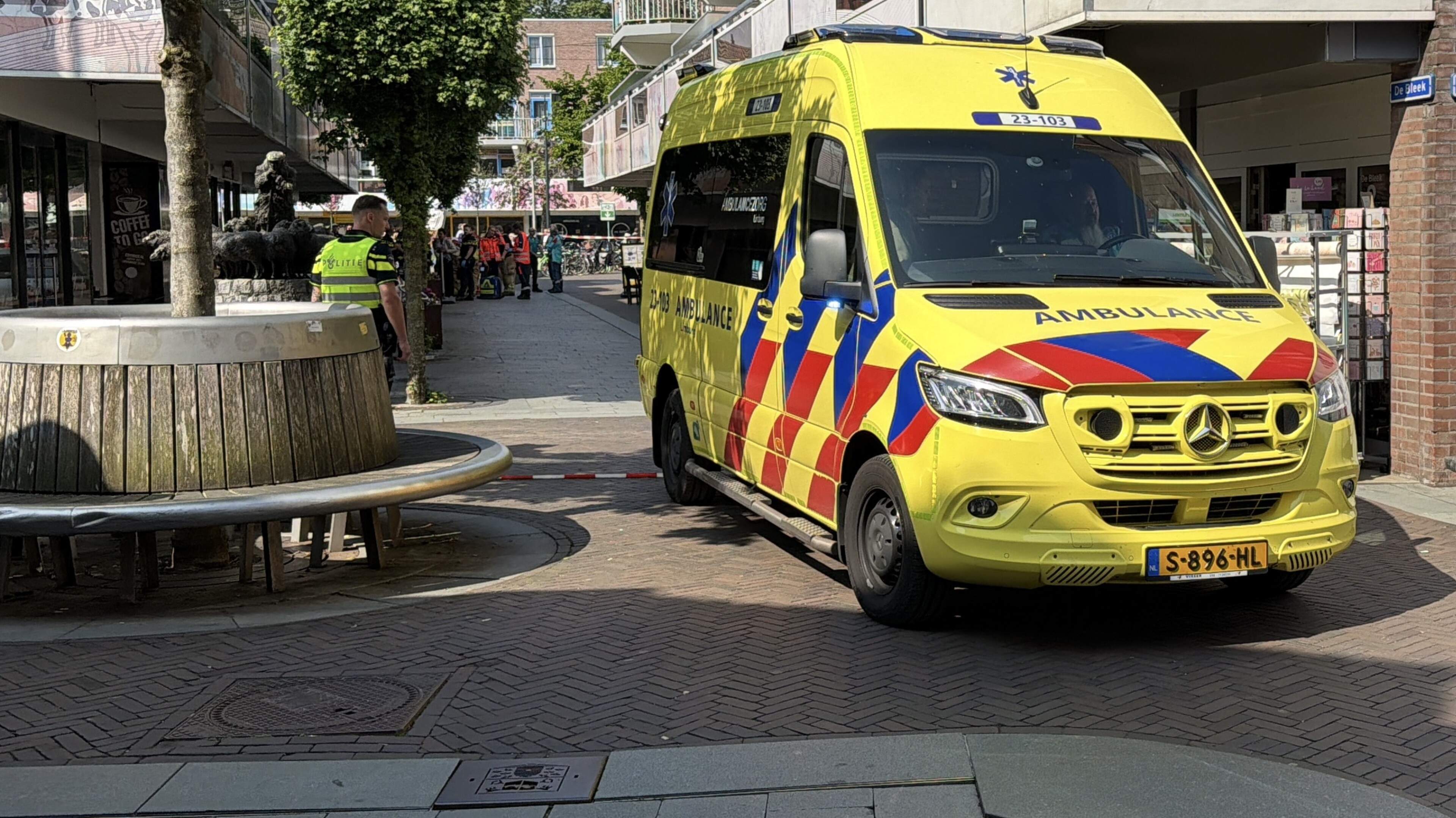 Peuter valt van speeltoestel en komt onder wielen van bestelwagen in Venray: ‘Het was echt een stom 