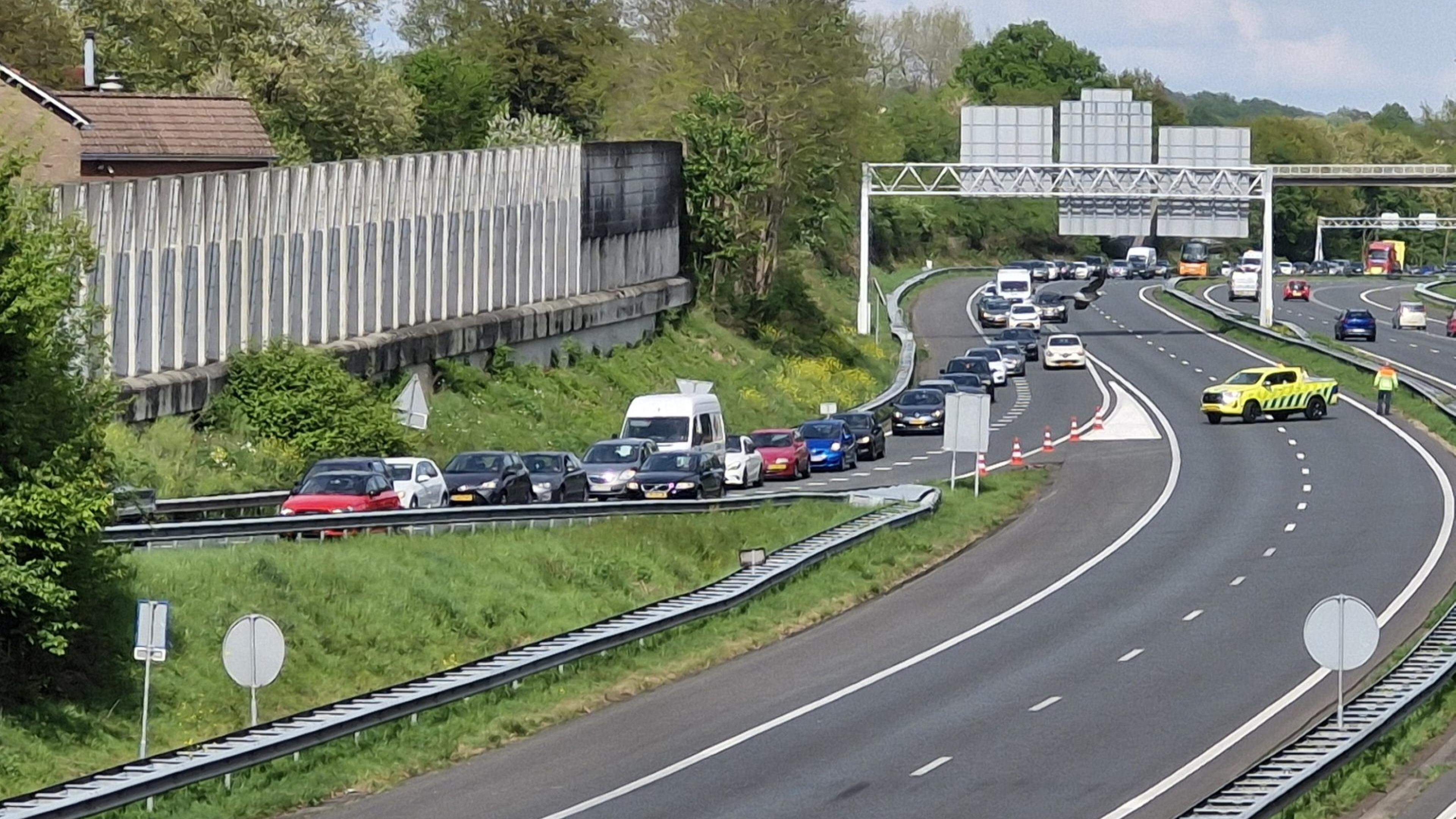 Auto op zijn kant bij ongeluk op A79 bij knooppunt Kruisdonk, snelweg afgesloten