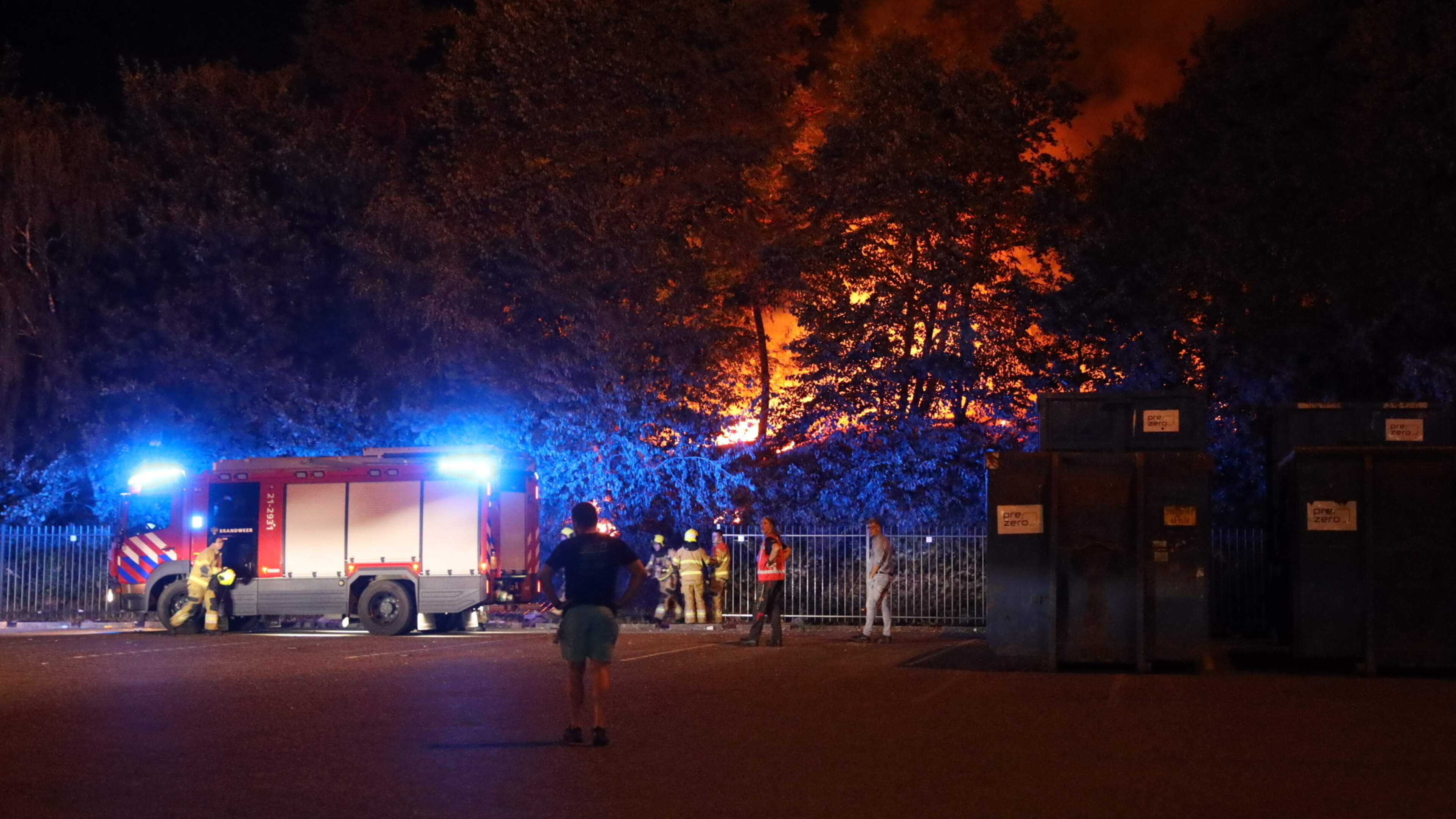 Buitenbrand op industrieterrein Bergen