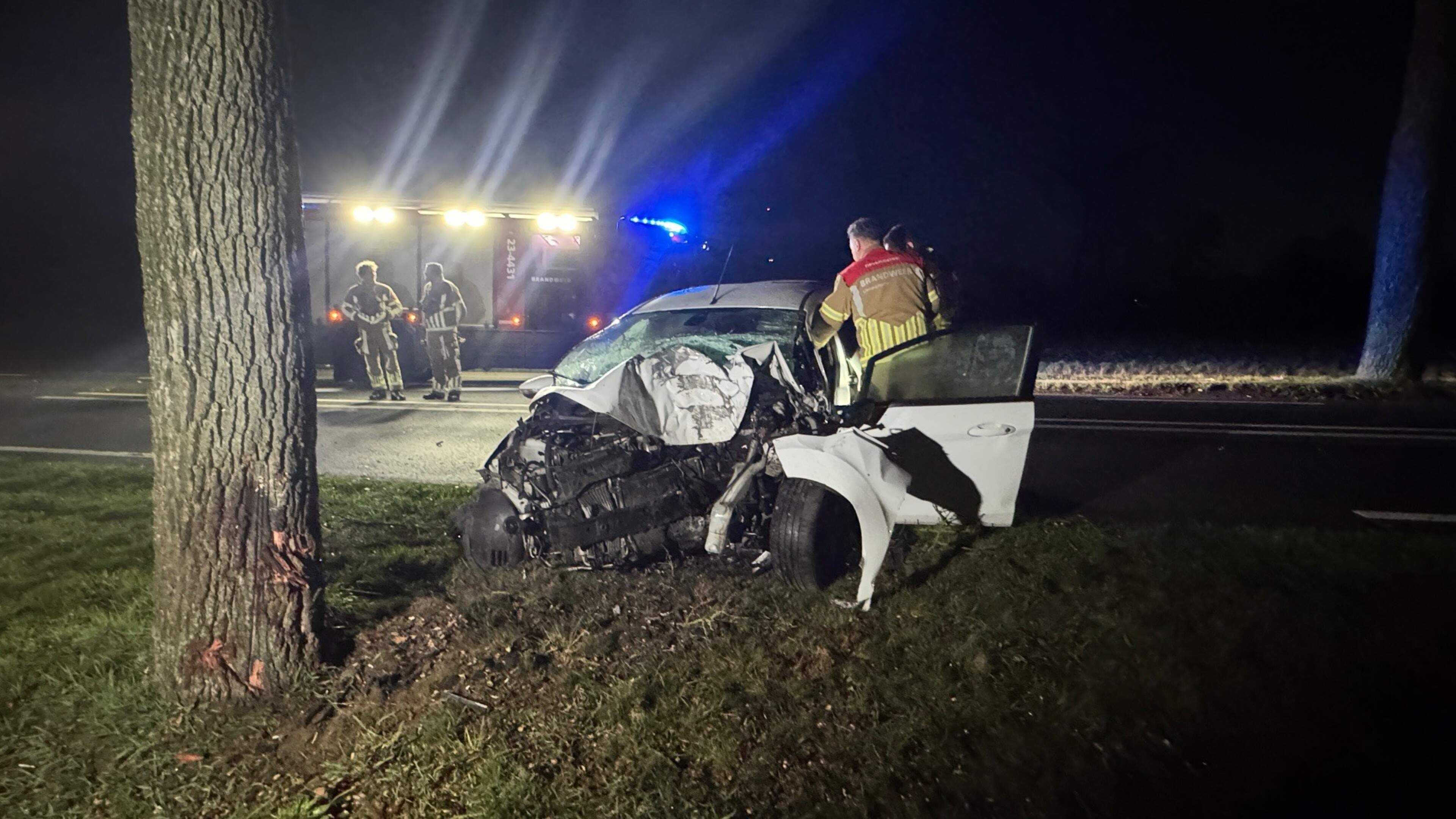 Bestuurder zwaargewond na aanrijding met boom.