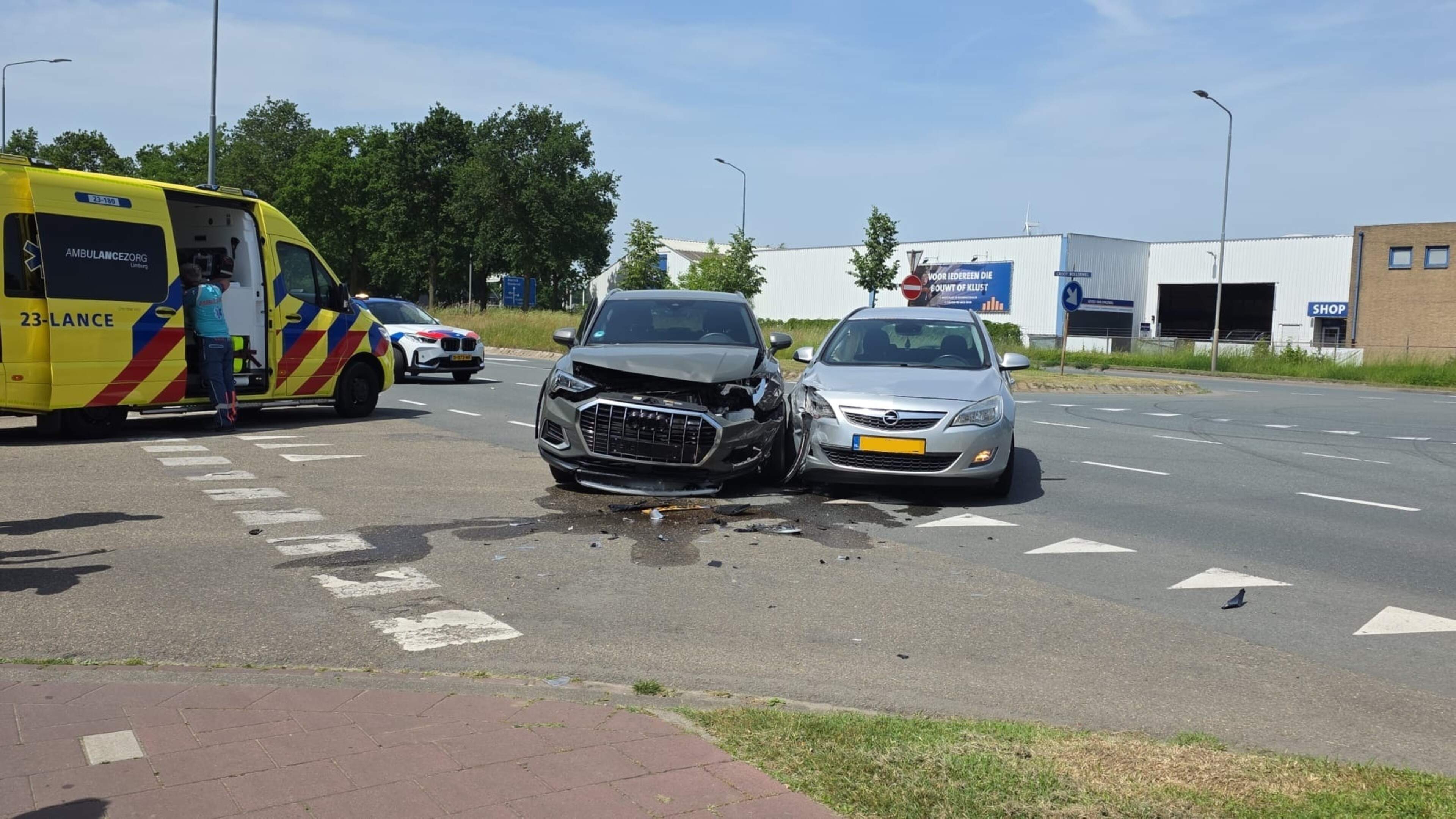 Schade en gewonden bij botsing in Blerick.