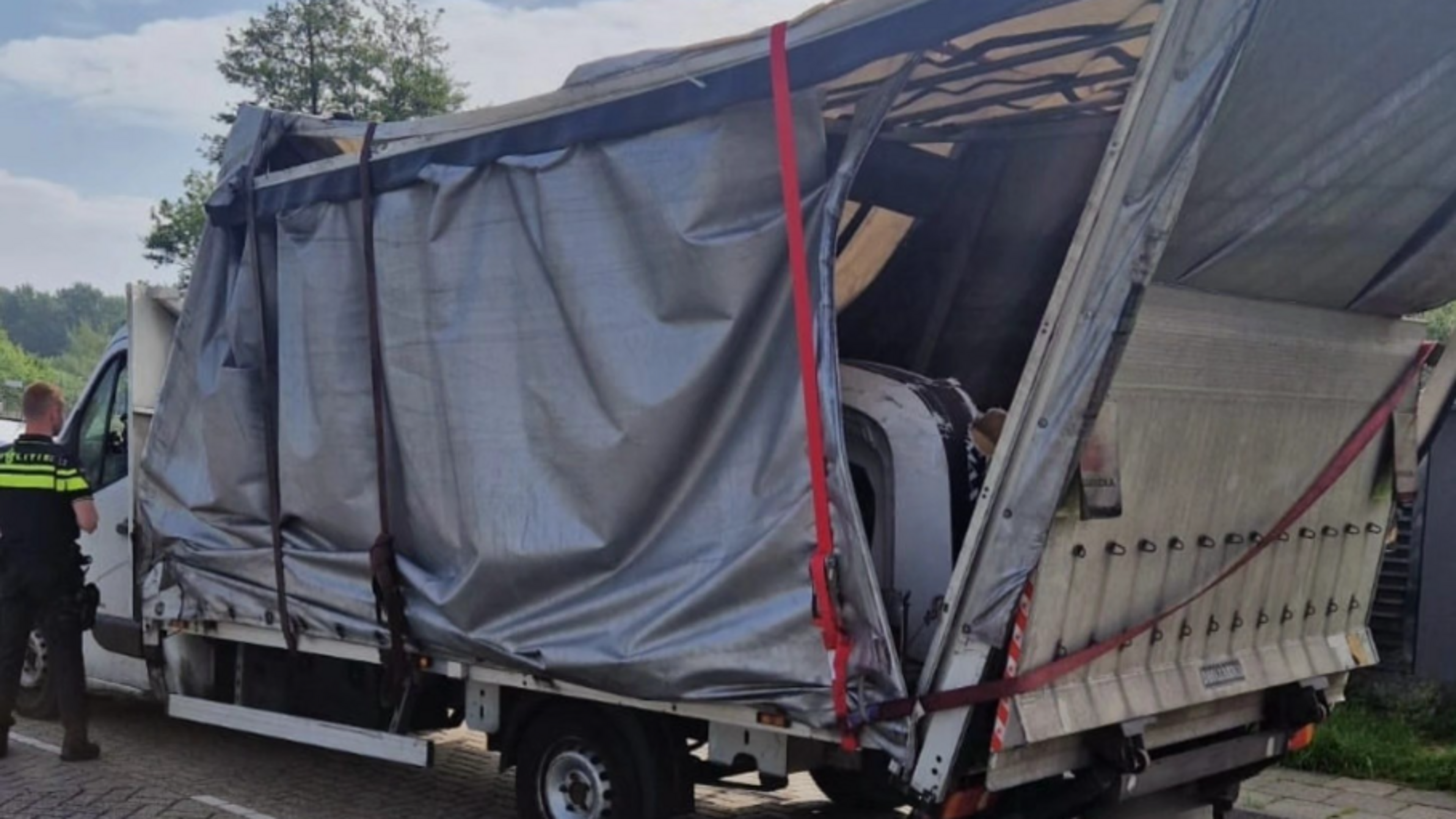 Zwaar beschadigde vrachtwagen van de A67 geplukt: ‘Bestuurder wilde naar Polen rijden voor reparatie