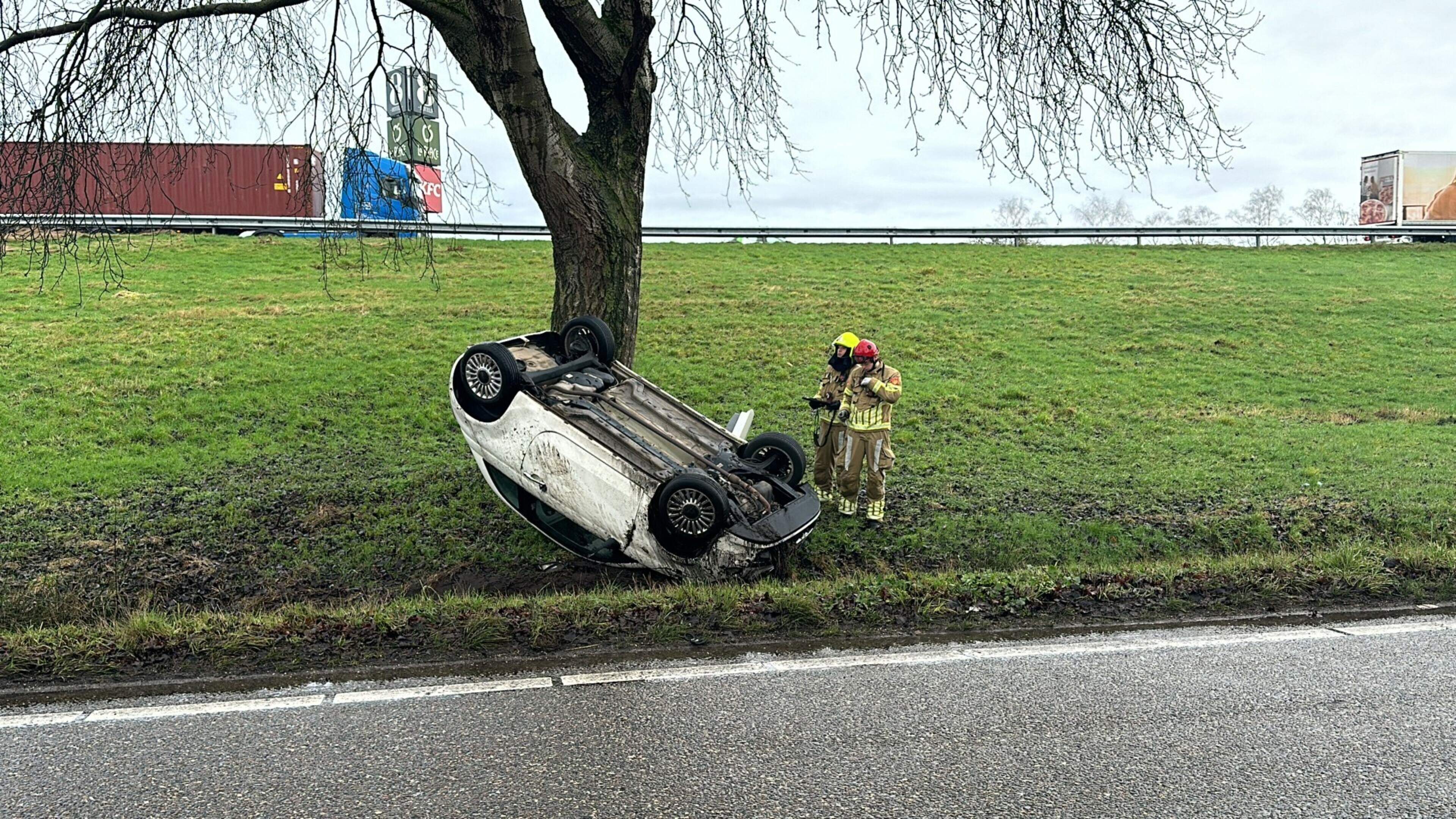 Auto raakt van de weg en belandt op zijn kop langs oprit A67 bij Maasbree