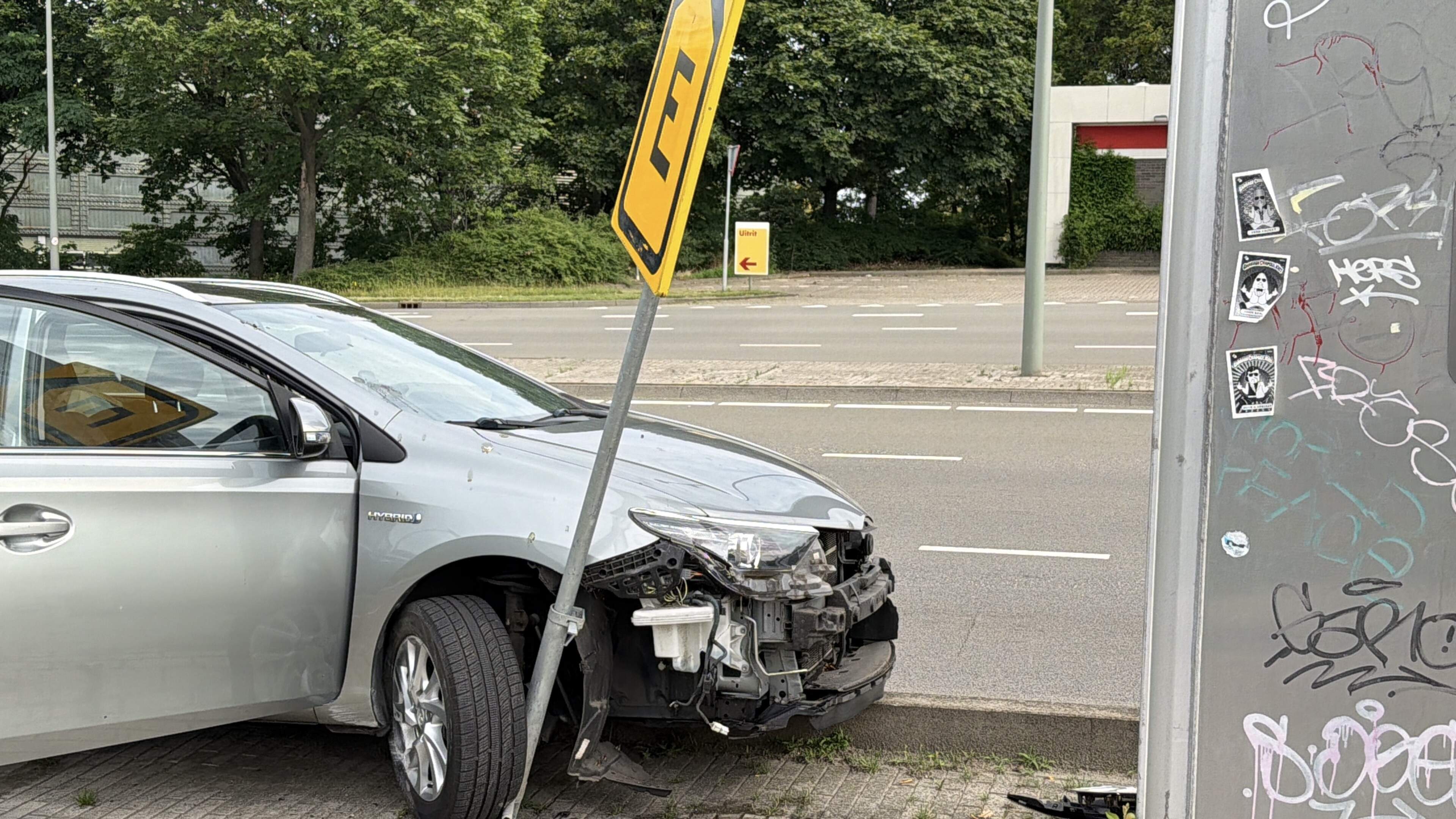 Veel schade bij botsing tussen auto en vrachtwagen op Noorderbrug in Maastricht