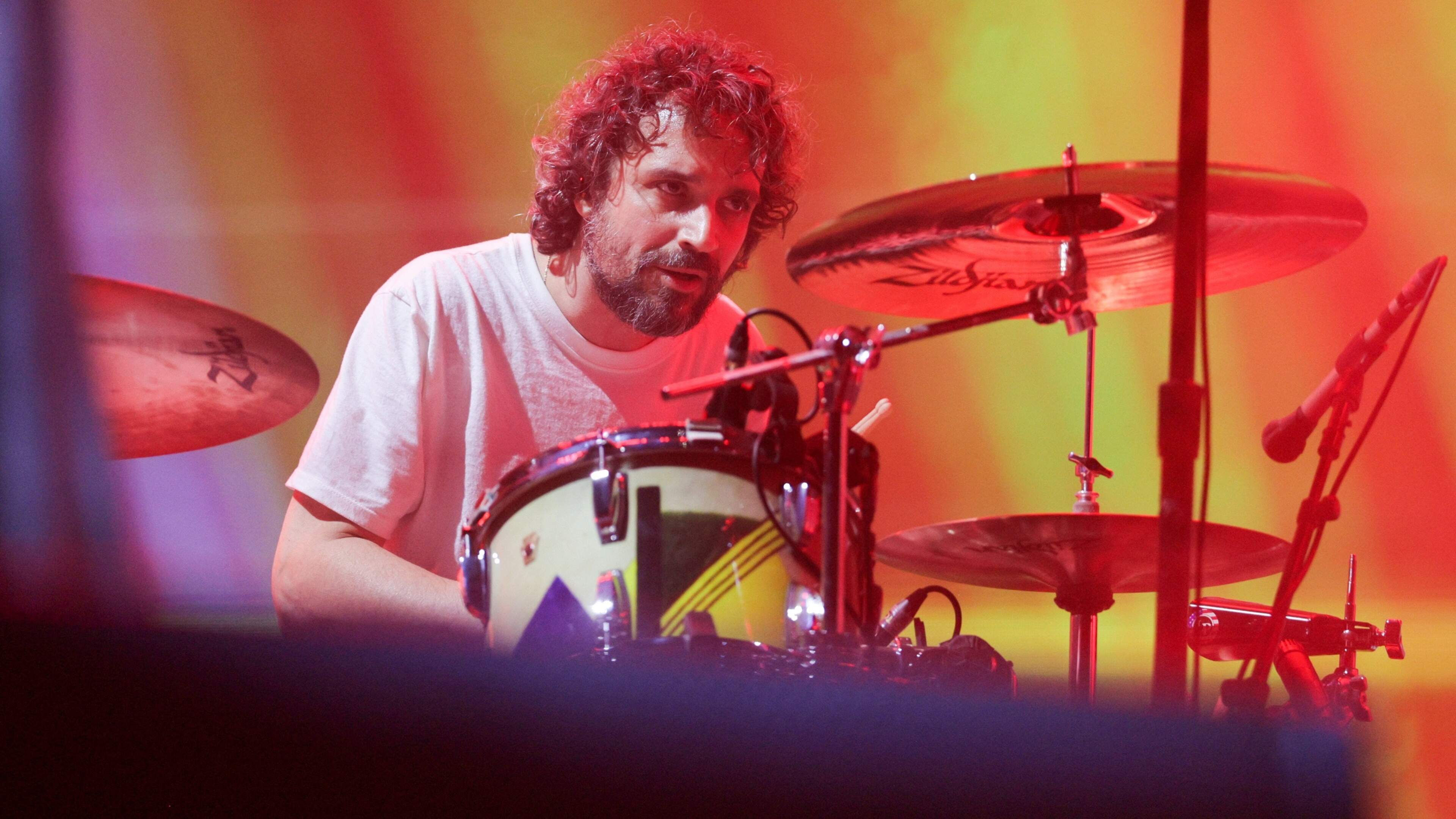 Wereldberoemde drummer van The Strokes vraagt in bomvolle Ziggo Dome applaus voor zijn nieuwe woonpl