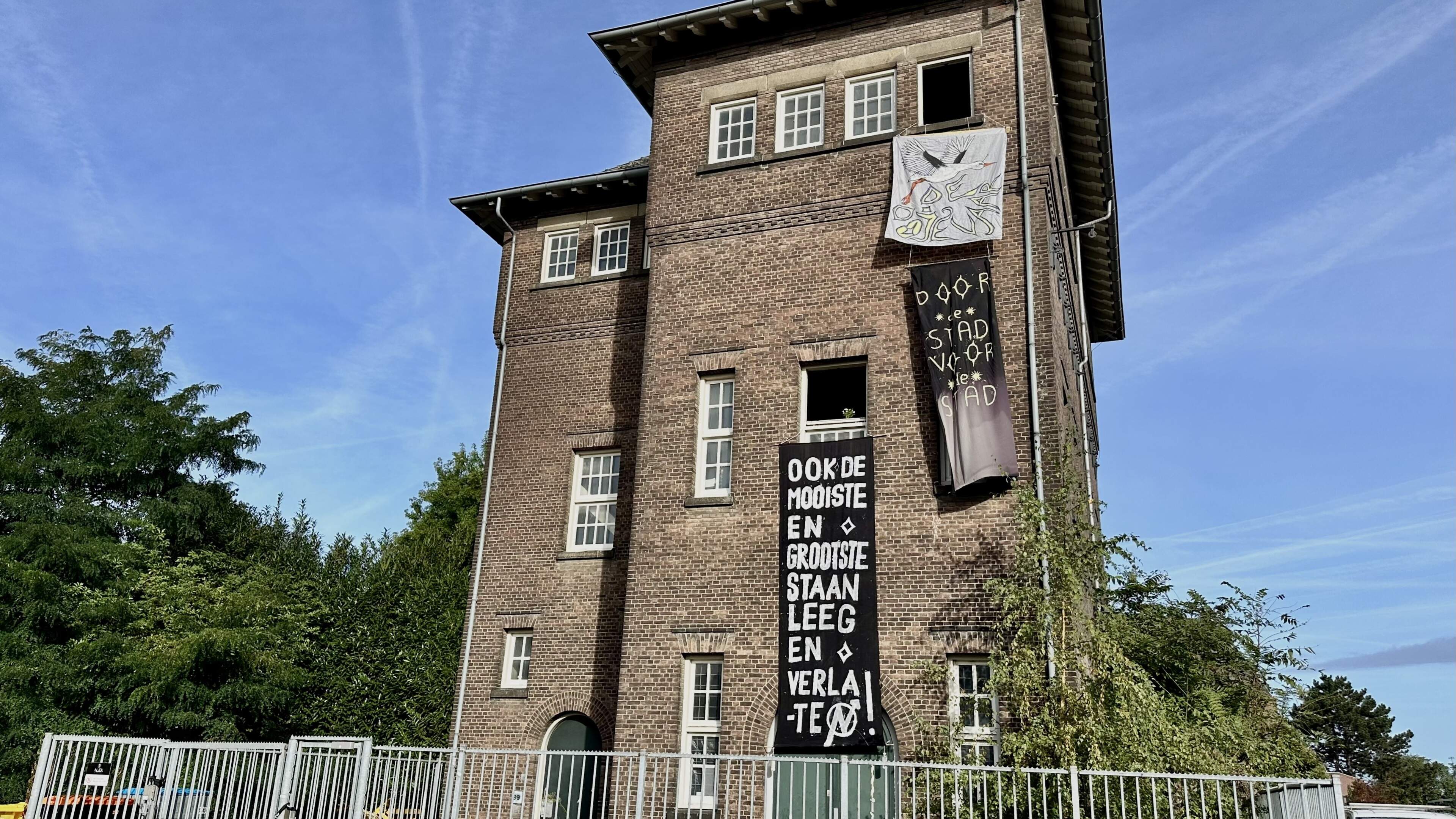 Krakers bezetten monumentaal spoorgebouw op Botermijn-terrein in Maastricht: ‘Zonde dat een prachtig