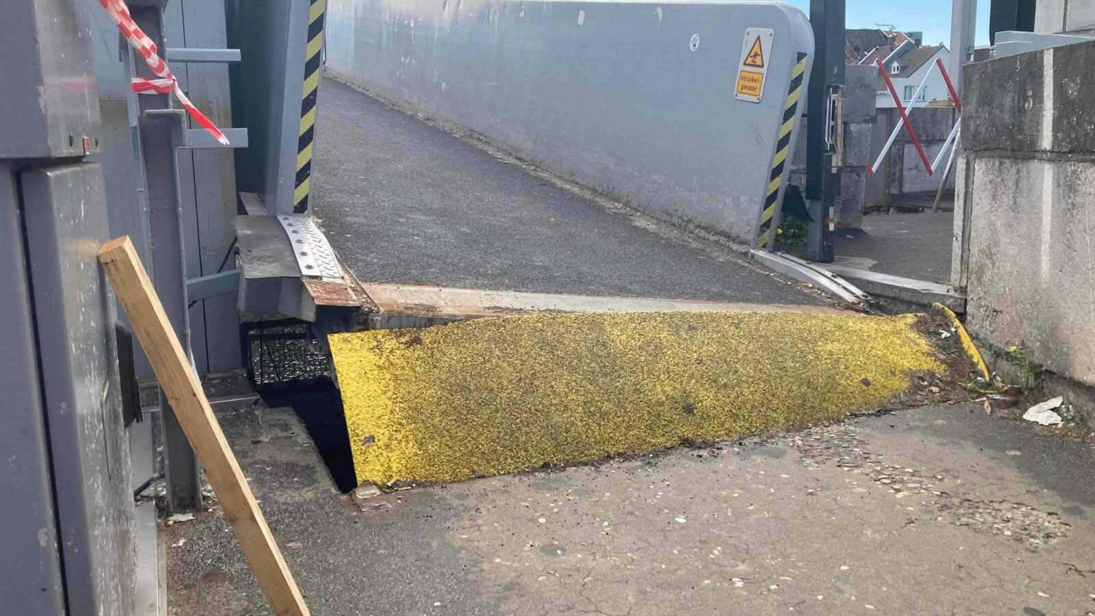 Servaasbrug in Maastricht hangt urenlang scheef: ‘Neem aan dat er gevaar voor voetgangers is geweest